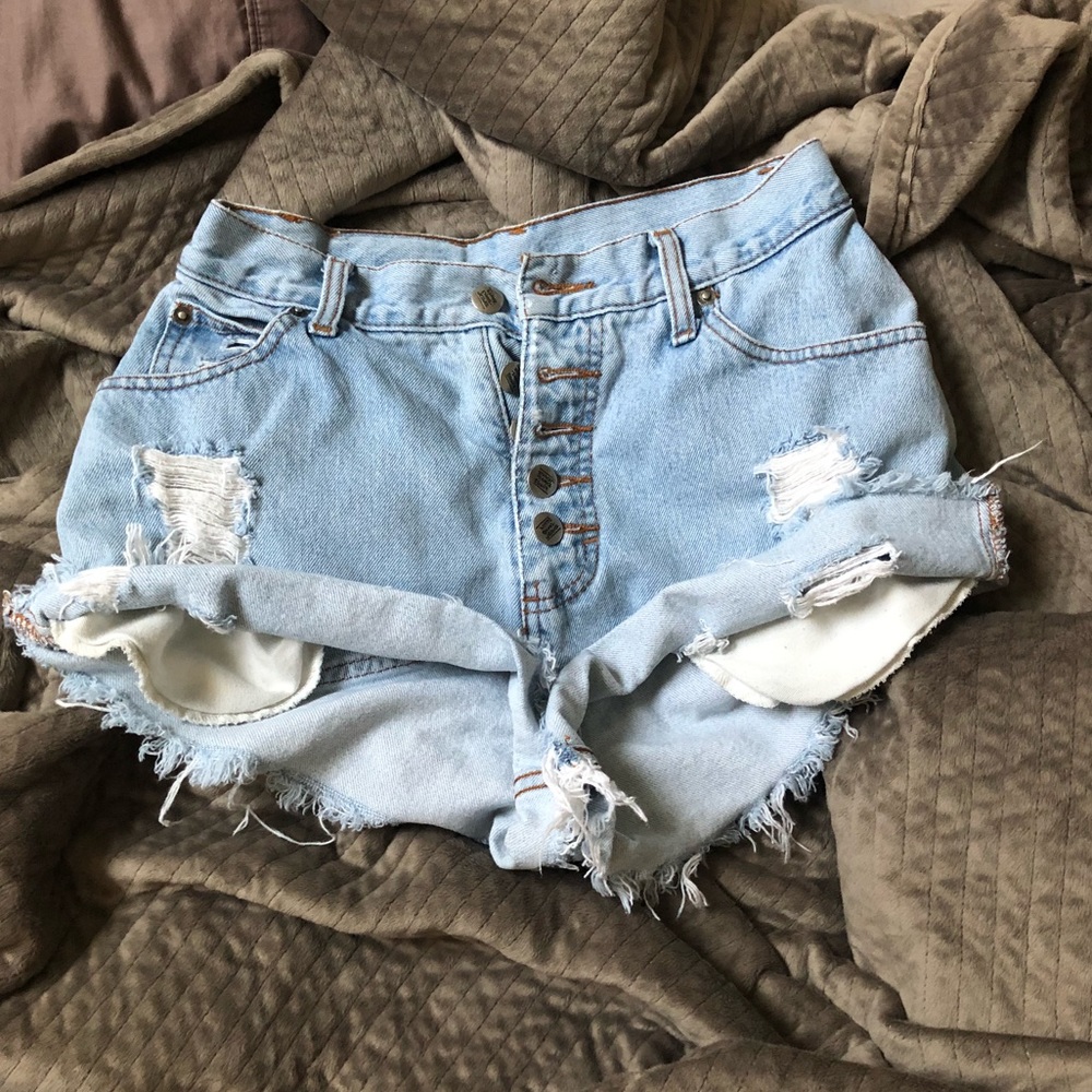Super cute high waisted vintage button fly shorts